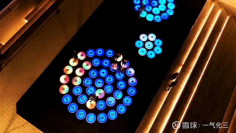 跳跃间与受众产生趣味互动的灯光装置可随人流转动的太阳花灯打破平静