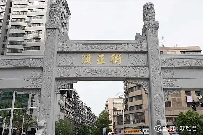 当时,武汉硚口区主要负责人称,恒隆广场项目标志着汉正街传统市场整体