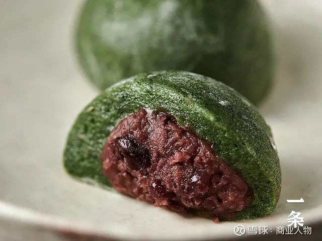 充满颗粒感的红豆沙馅儿,采摘新鲜艾草制作的青团,真不多见! 清明前后