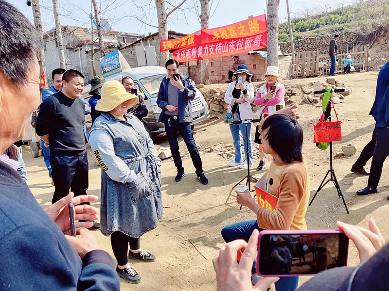 2月28日,"山东跑调姐"约着同村的一个姐妹,从青岛出发,想来看看热闹