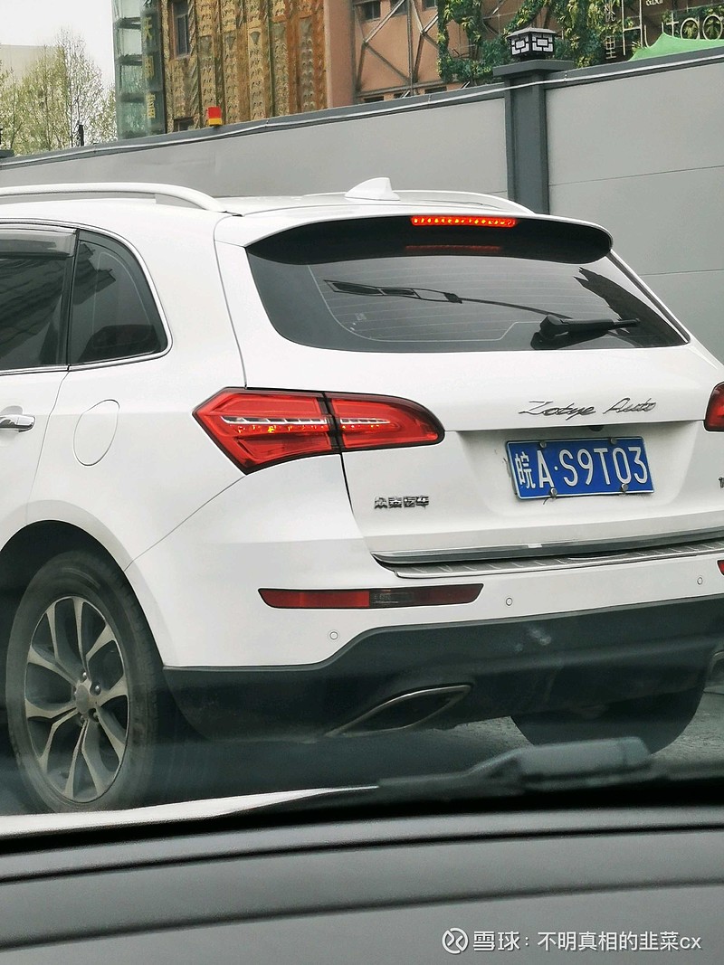 st众泰sz000980上班路上偶遇一辆众泰汽车这颜值帅炸天特斯拉看到都