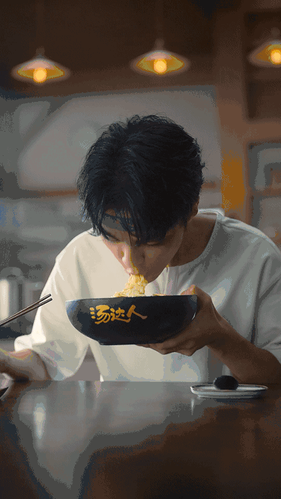 官宣王俊凯为品牌代言人, 汤达人"极味馆煮面" 打造新一代元气方便面