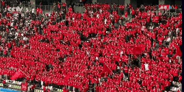 中国女足晋级东京奥运会现场观众多次齐唱国歌王霜太牛