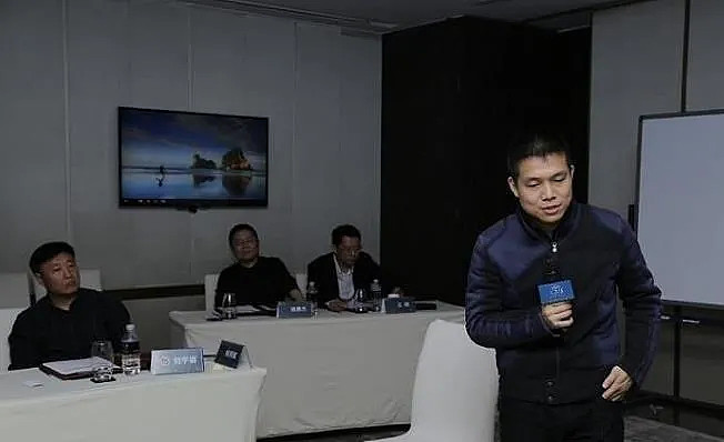 姚记科技董事长,总经理姚朔斌(右1)姚文琛,邱金兰夫妇的长子姚朔斌