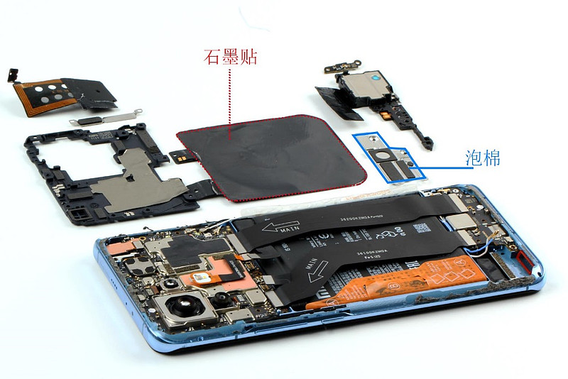 继取下将小米11的后置镜头盖后,将螺丝固定的顶部天线模块,顶部扬声器