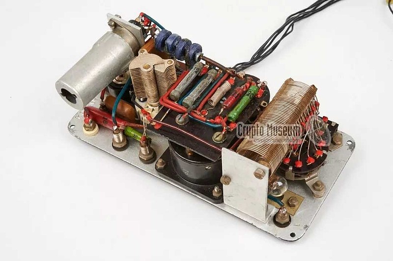 一款基于微型电子管的间谍无线电台装置法国还是东欧制造不明确