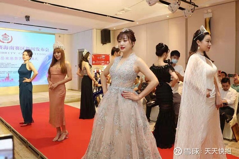 枨祯小姐在七位环球名媛佳丽们的陪伴下,向各位嘉宾现场展示茶艺表演