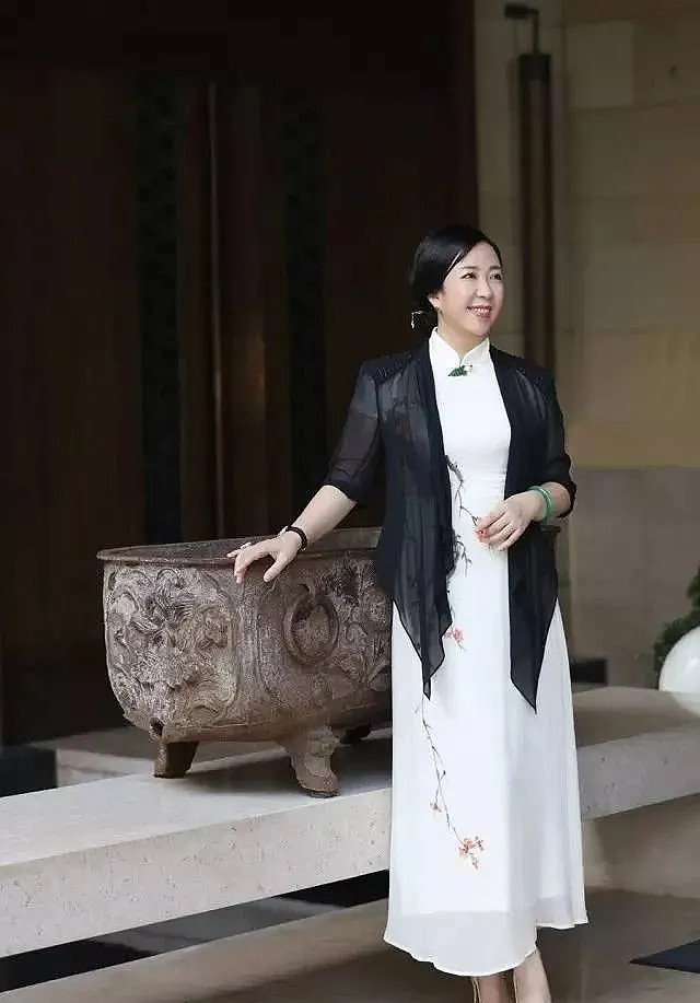 巧塔"人设"2015年3月开始,何雪梅注册了个人微信公众号:"一何一世界".