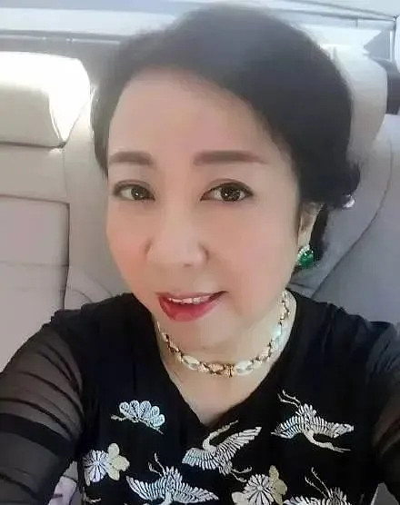 从2011年12月29日开始,何雪梅开始尝到了权力的滋味:她指使手下干事