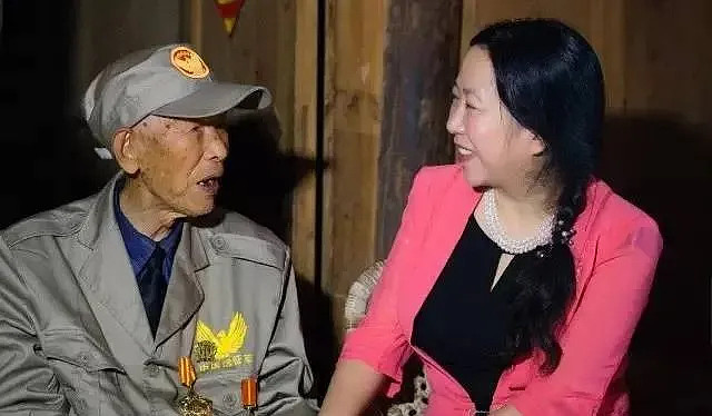 巧塔"人设"2015年3月开始,何雪梅注册了个人微信公众号:"一何一世界".