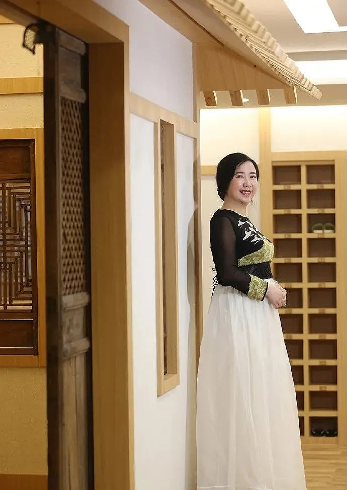 巧塔"人设"2015年3月开始,何雪梅注册了个人微信公众号:"一何一世界".