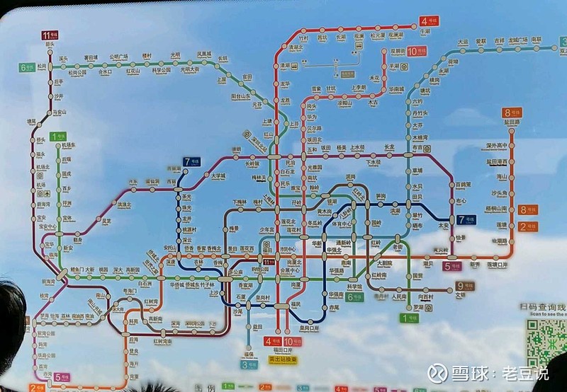 深圳的地铁把线路图放大后贴在窗
