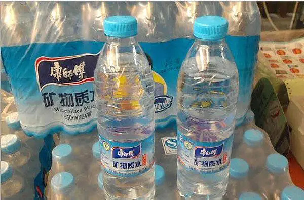 1,现在超市货架上摆放的每一瓶水,都灌满了套路和玄学.