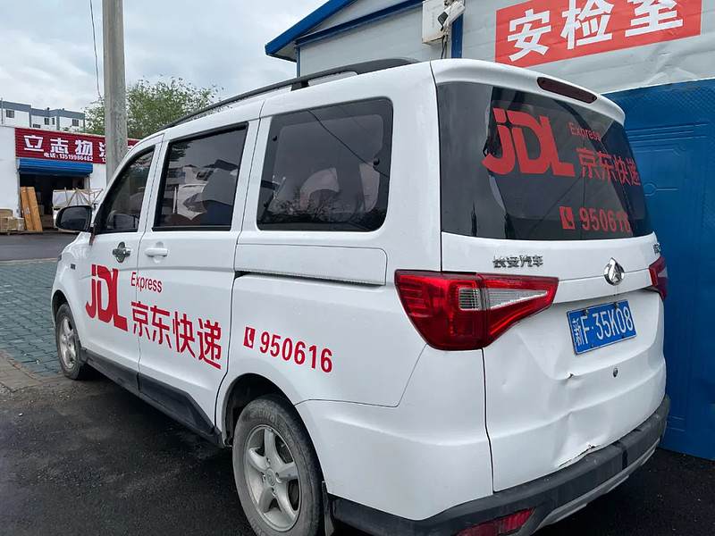 京东察县营业部的门口,停着一辆特殊的快递车.