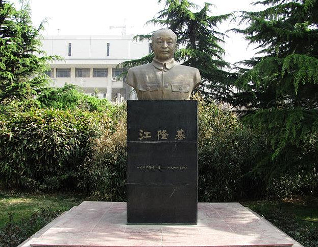 李振国,钟宝申,李春安,李文学等在兰州大学江隆基雕塑下的一句戏语:谁