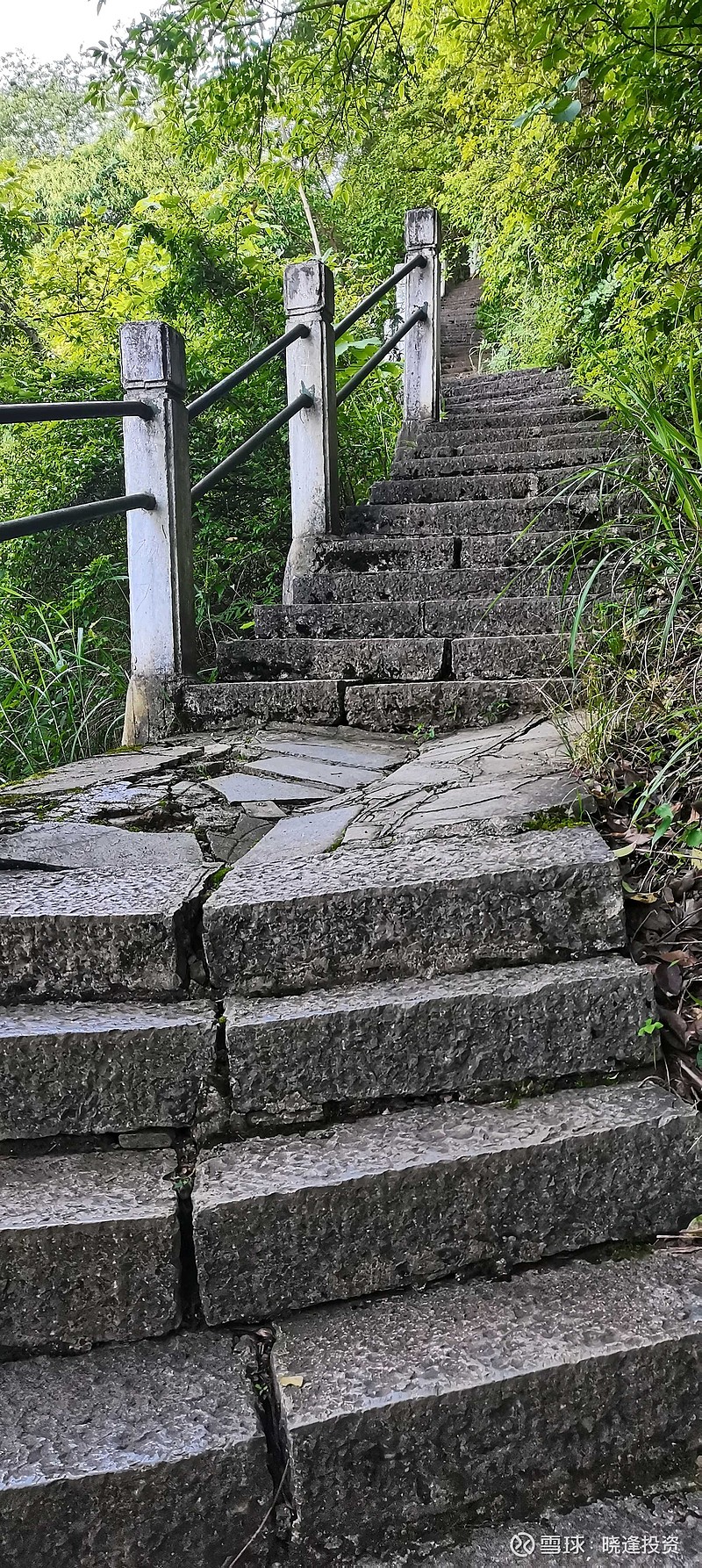 晓逢晨练关刀岩遥望万点关