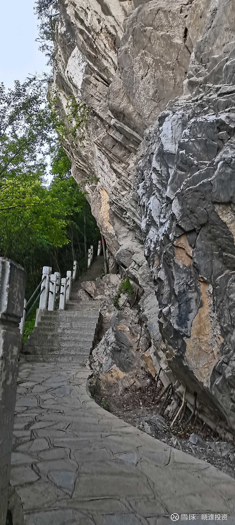 晓逢晨练关刀岩遥望万点关