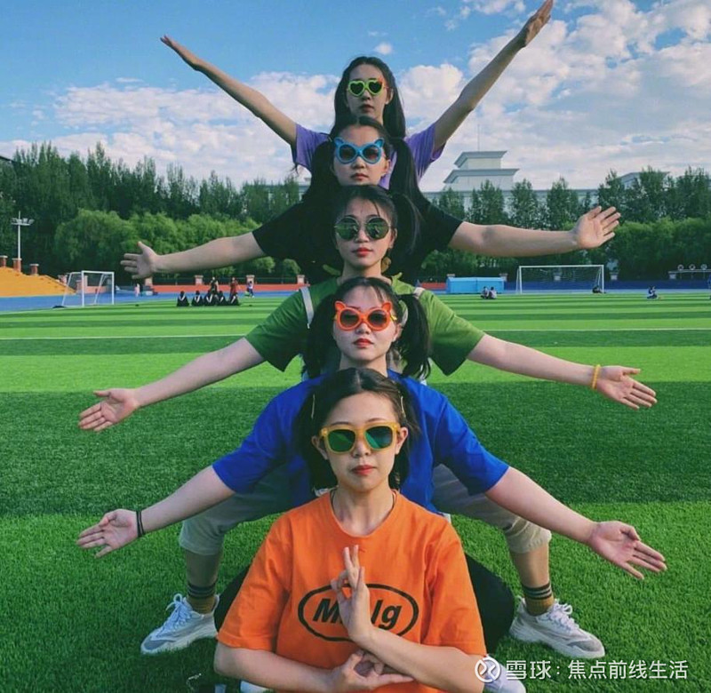 毕业照花式拍法!沙雕网友不可怕,就怕这"隐秘的角落"画风