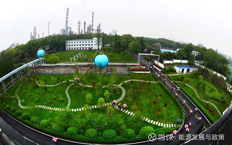 金陵石化 无异味工厂 是如何炼成的 徜徉在长江岸线 可以看到中国石油化工股份有限公司金陵分公司 简称 金陵 石化 最丰富的色彩 在管廊密布的厂区 樱花树