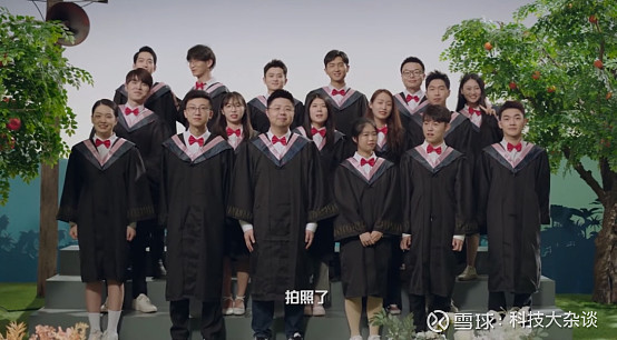 该说不说,程璐站在一群学士服里确实有老师那味了.