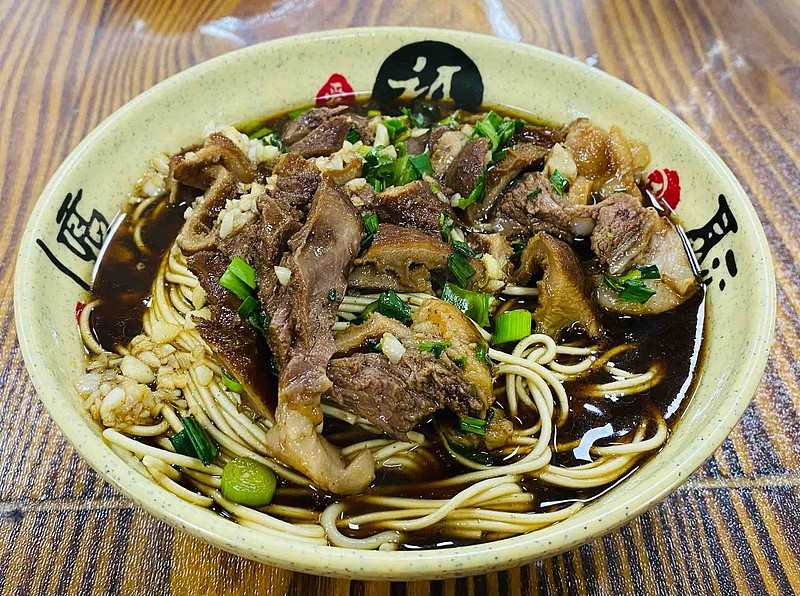 走了半个小时.臧书羊肉面没开门,那就乌镇羊肉面吧