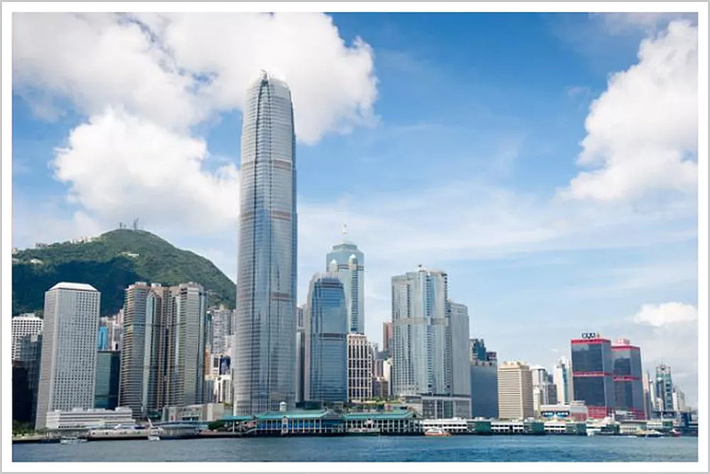 在他的葬礼上,出席者包括李嘉诚,郑裕彤,包玉刚,李兆基等香港商业巨头