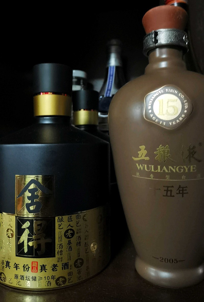 今晚品鉴2010年装瓶的50度五粮十五年和智慧舍得藏品(10年),智慧舍得