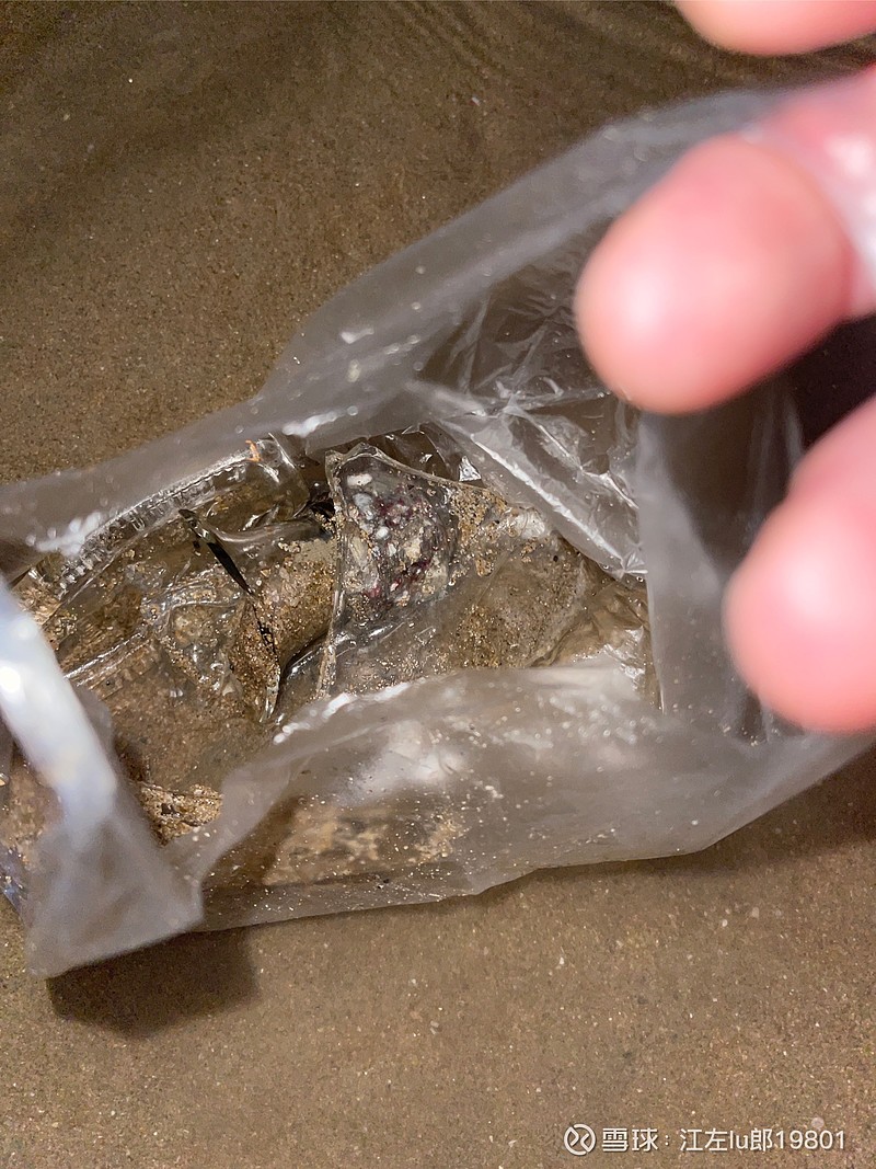 在满是人的沙滩上捡了一堆碎酒瓶子,真的太扎心了,后果不堪设想,我们