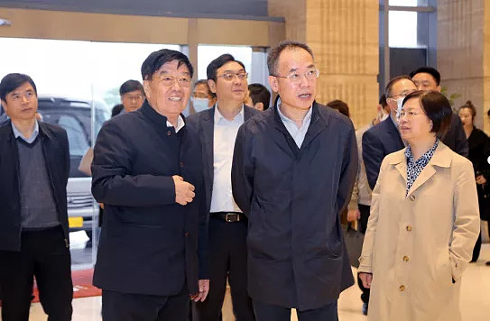 不上市,无外债,有尊严 扬子江药业董事长徐镜人,在新疆伊犁出差途中