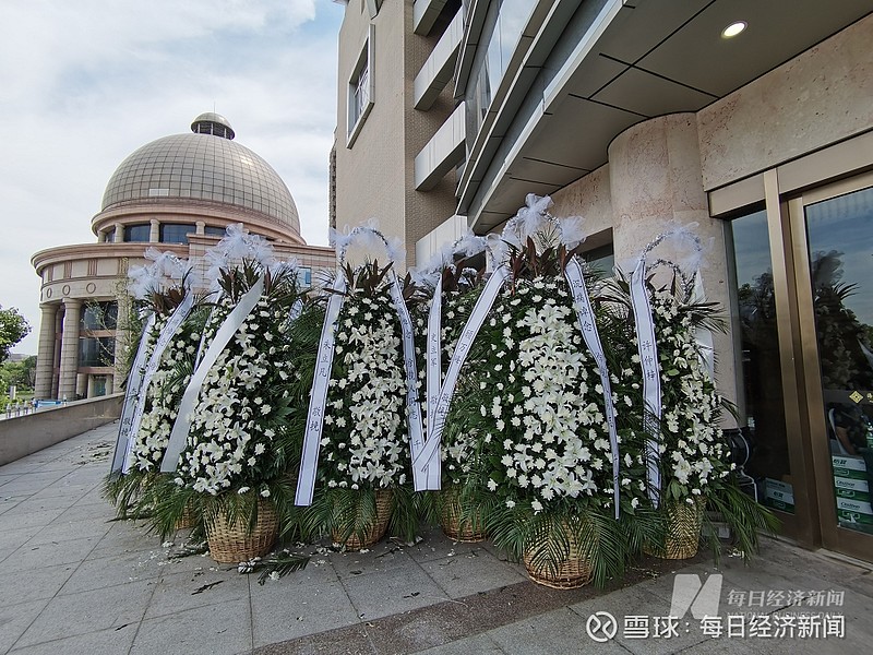 徐镜人遗体停放于泰州扬子江大礼堂 市民吊唁