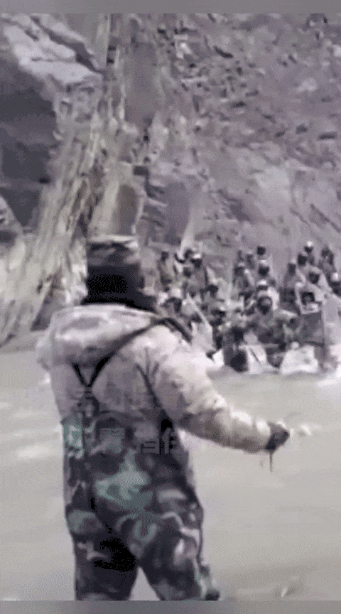 "祖国山河寸土不让,他们是祖国的界碑,他们是民族的英雄!