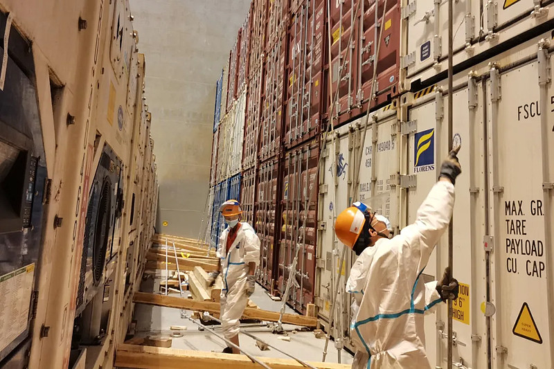 "散货船"变身装载"集装箱"!宁波舟山港首次完成"中远海运荣耀"轮装船