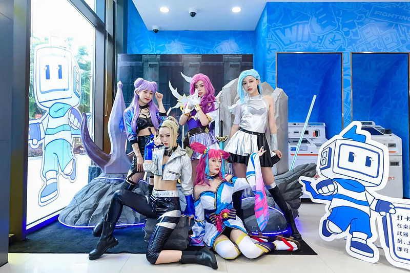 比如,门店内部有打卡拍照cos区,弹幕互动墙等区域,打卡,互动不在话下