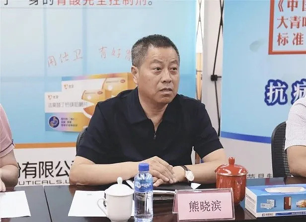 荣昌制药副总裁熊晓滨,乐纯生物ceo王逢出席仪式签署合作协议,并一同