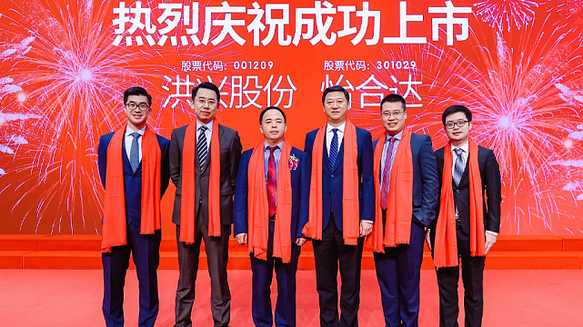罗文宏,韩扬扬与怡合达董事长,总经理金立国在上市仪式现场