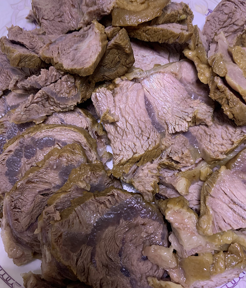 昨天我去村里熟食店我买了一块酱牛肉85元回来给亲戚了切一盘她问我