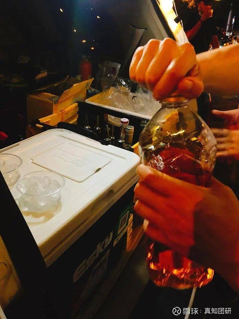 大厂楼下的流动酒摊望京青年的深夜穷鬼乐园