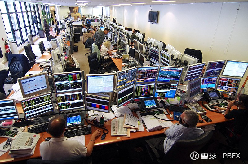 华尔街投行加薪抢人