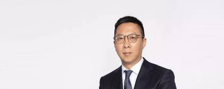 6月12日的重庆车展上, 长安汽车 董事长朱华荣在参观长安福特展台时