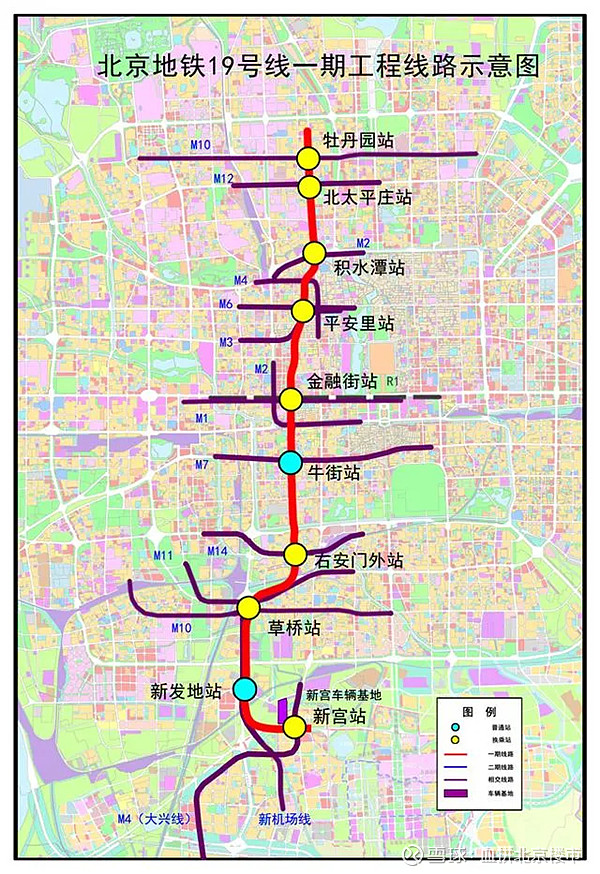 內正在安裝線路標識標牌站臺層屏幕門已安裝完成牡丹園站已經初具規模