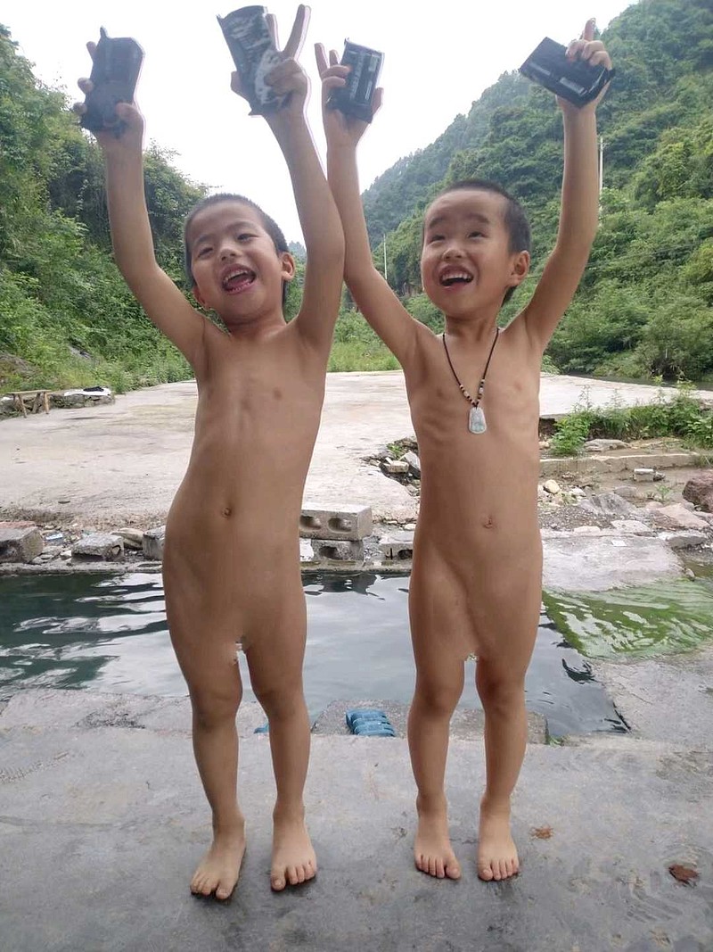 那个小孩,立马光溜溜,镜头前各种花样表情和动作,太可爱了.