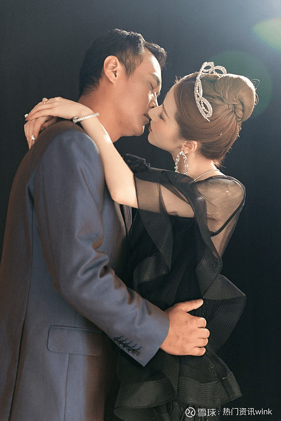 徐云龙老婆大蘑菇(王骞钤)的抖音账号里发布了龙队与太太王骞钤的最新