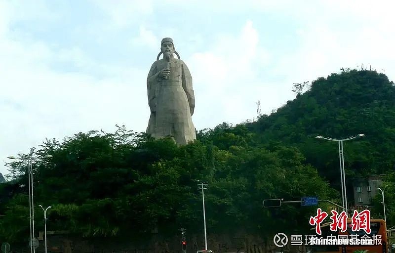 2004年,广东肇庆将军山上违规建设巨型关公雕像