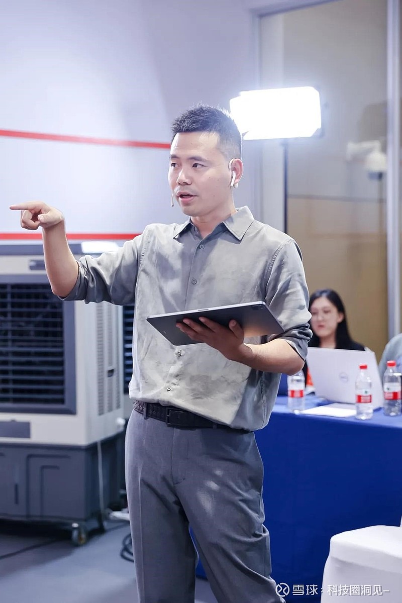 他的个人手机里安装了两张电话卡,分别来自两家运营商,哪家的基站信号