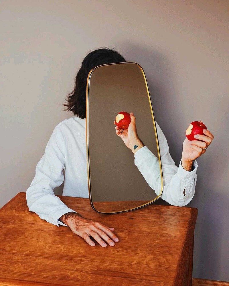 镜子有一件事做的非常好,它反应照镜子的人或物,但不完全复制.我们在