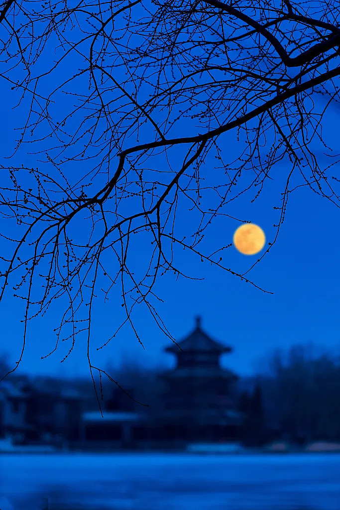 中秋时节,气温已凉未寒,天高气爽,月朗中天,正是观赏月亮的最佳时令.