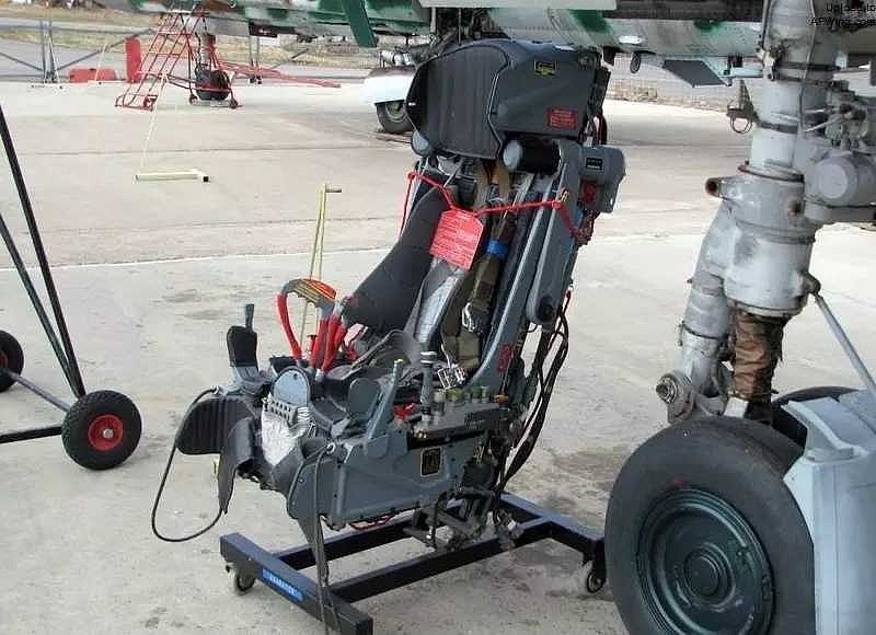 浅谈中外航空弹射座椅的发展一