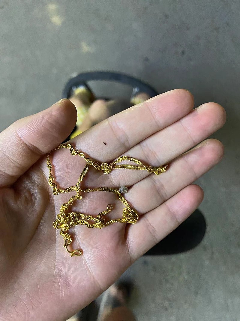 话说晚上7点多,小珍遛娃经过药店门口,在地上捡了一条金项链.