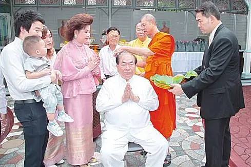 泰国燃气大王吕木龙是个大孝子,报答慈母养育之恩落发剃度3年