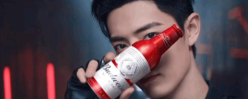 答案是啤酒——百威啤酒.几位大帅哥
